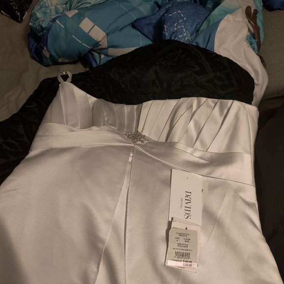 Wedding dress - Picture 1 of 14